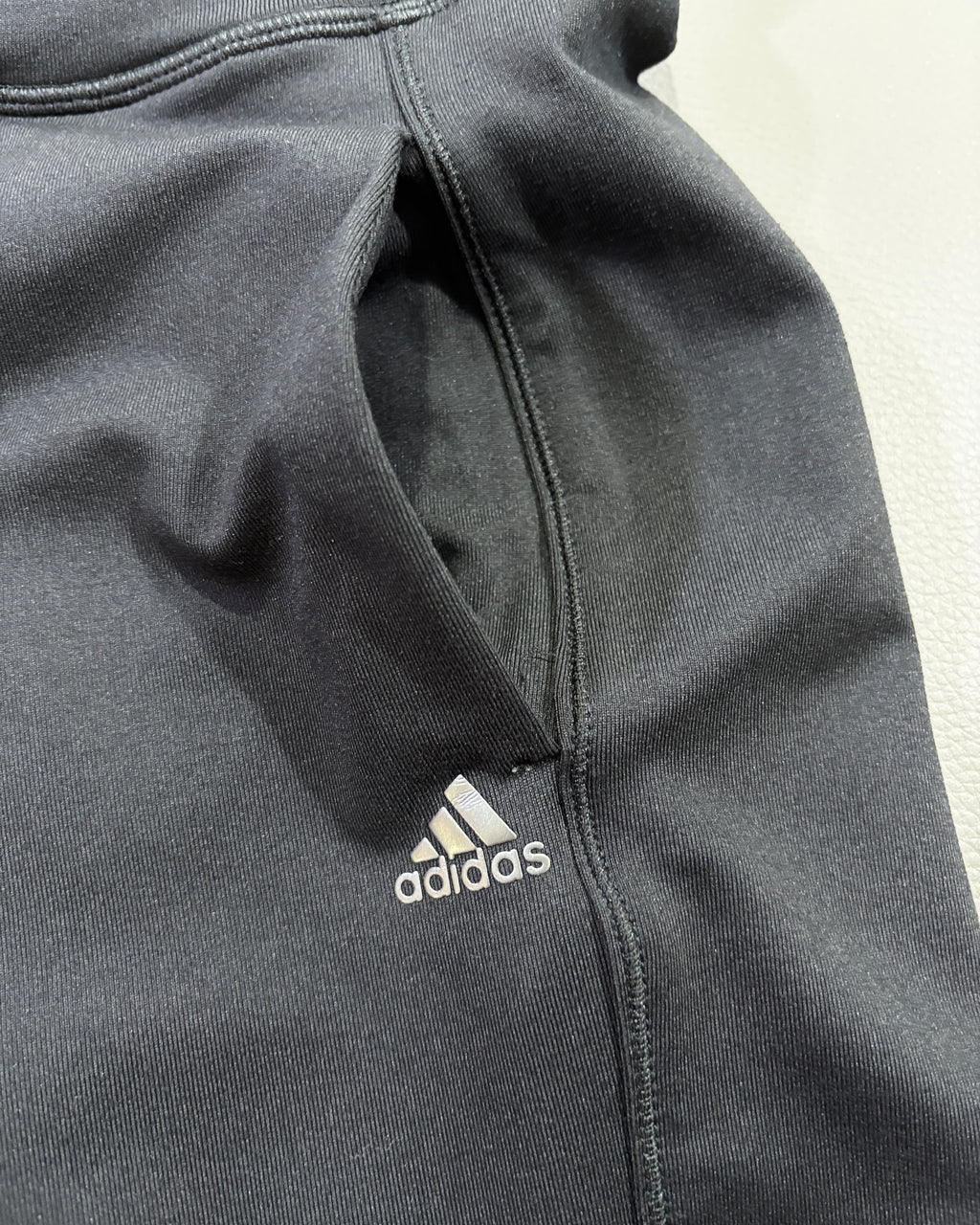 Adidas ženske pantalone 3/4  Performance Essentials – L