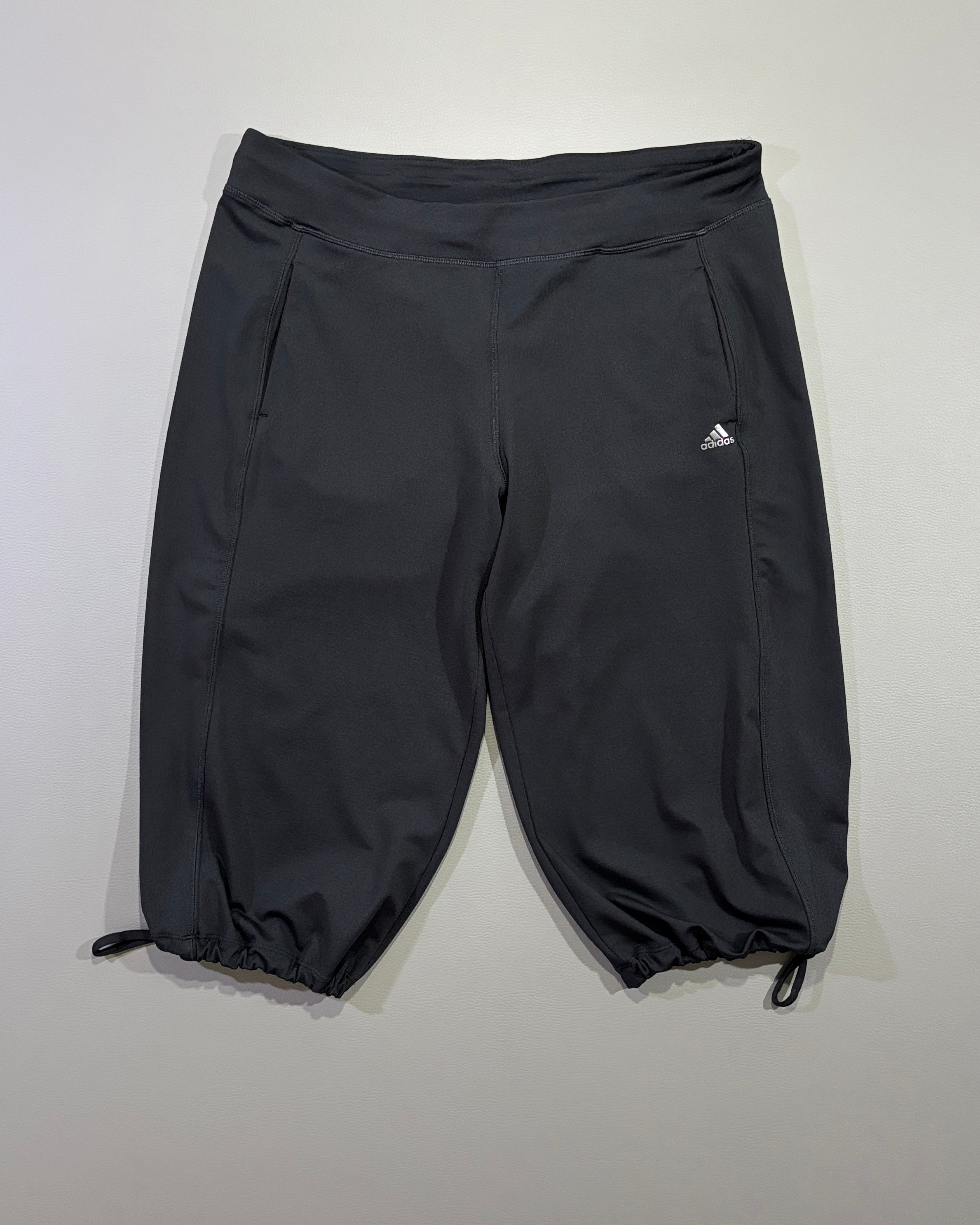 Adidas ženske pantalone 3/4  Performance Essentials – L