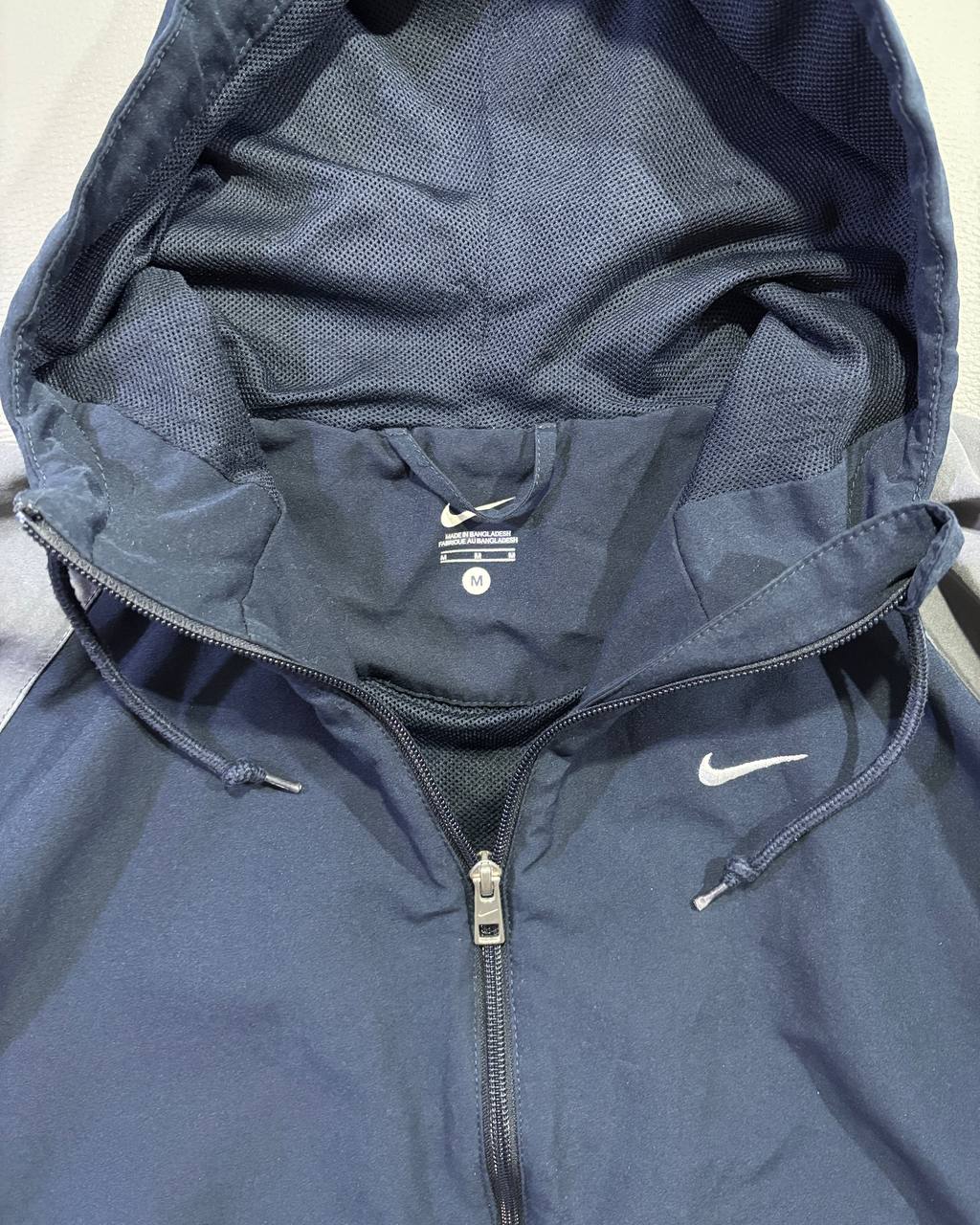 Nike (M)